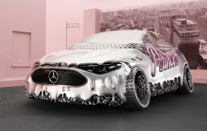 این ماشین هنری مرسدس بنز Cla-Class به معنای واقعی کلمه در Chrome چکه می کند