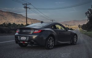 Toyota GR86 vs Nissan 370Z با 25،000 دلار